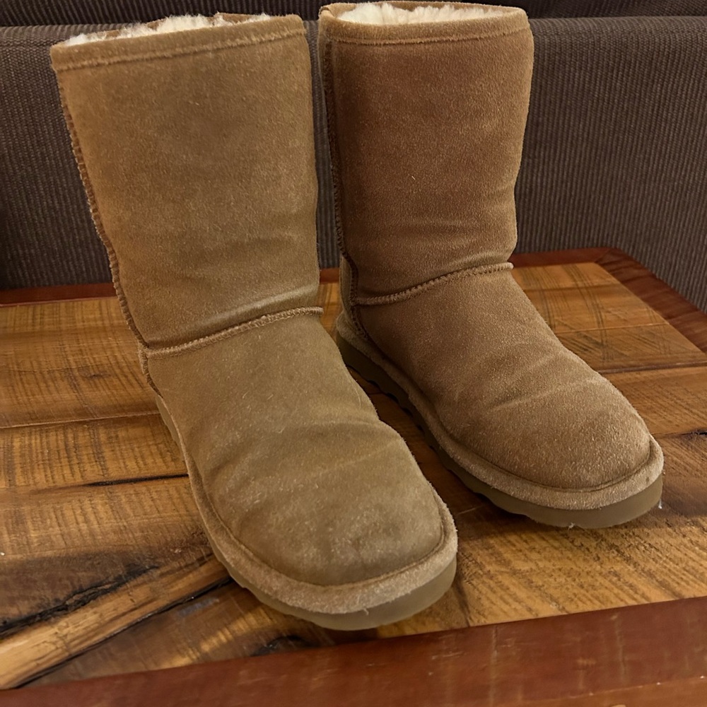 Bearpaw Elle Short 8 medium camel color, BARELY WORN, mint condition